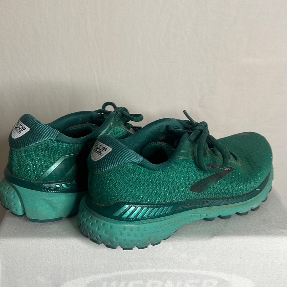 Brooks, adrenaline eight size 8 mermaid green slightly used good shape, no holes